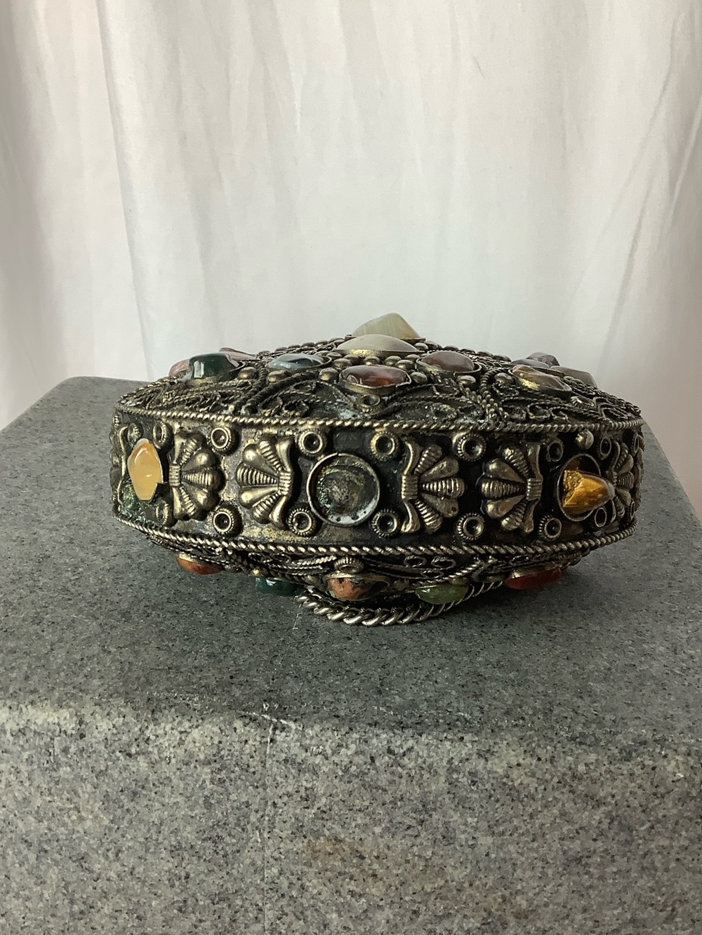 Vintage-Style Multicolor Stone Embellished Silver Crossbody Bag - Picture 4 of 5